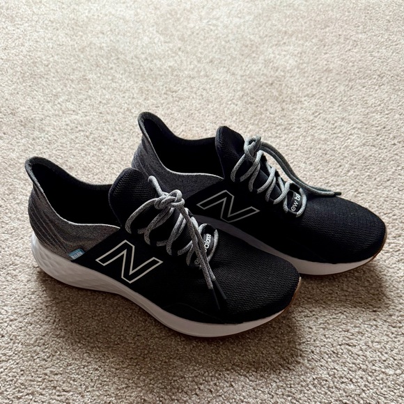 WOMEN'S NEW BALANCE ROAV V1 SNEAKERS - Picture 1 of 4